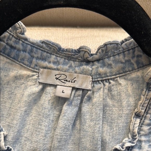Women's Rails Ruthie Denim Ruffle Sleeve Top Acid Wash Chambray size large - Picture 8 of 8